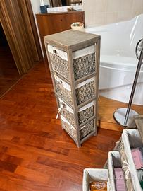 Copia mobiletti bagno in legno con cesti in vimini