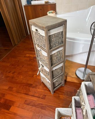 Copia mobiletti bagno in legno con cesti in vimini