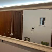 Specchio con cornice in legno bianca laccata