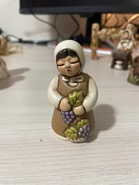 Donna con uva presepe thun