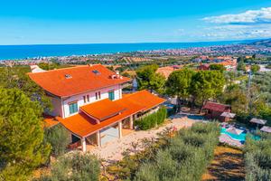 Villa con piscina (max 14 persone) 5min dal mare