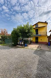 VILLA LIBERA SU DUE LATI CON GIARDINO PRIVATO