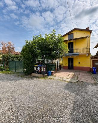 VILLA LIBERA SU DUE LATI CON GIARDINO PRIVATO