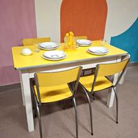 Tavolo in formica gialla con 4 sedie, anni '60
