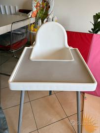 Seggiolone IKEA ANTILOP con vassoio e tappetino.
