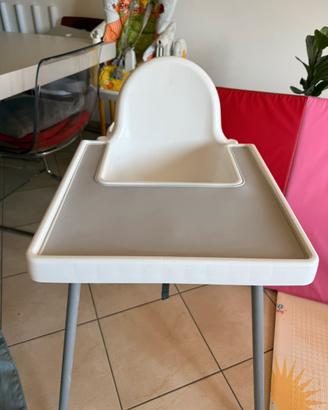 Seggiolone IKEA ANTILOP con vassoio e tappetino.