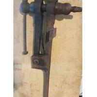 Morsa antica da fabbro con gambo