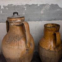 Capasoni , giare , orci , vasi , anfore antiche .