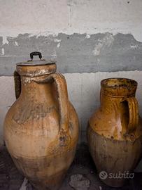 Capasoni , giare , orci , vasi , anfore antiche .