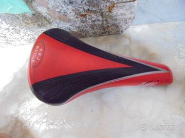 Sella F:R:J: bicycle rosso e nera professionale