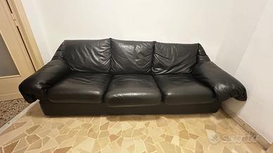 Divano in pelle nera 3 posti da ritirare