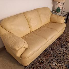 coppia divani in pelle e tavolino