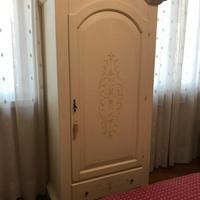 Elegante armadio in legno stile classico