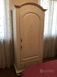 Elegante armadio in legno stile classico