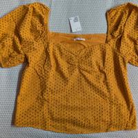 Camicetta gialla in sangallo con maniche a sbuffo