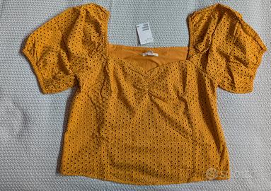 Camicetta gialla in sangallo con maniche a sbuffo