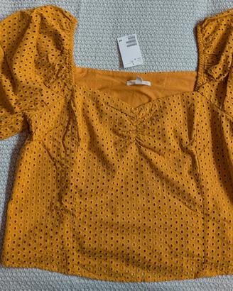 Camicetta gialla in sangallo con maniche a sbuffo