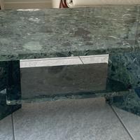 Tavolino in marmo Verde Alpi elegante e raffinato