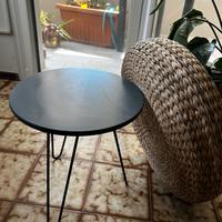 Tavolino maison du monde e poggiapiedi di paglia