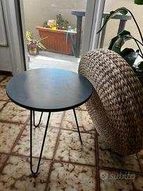 Tavolino maison du monde e poggiapiedi di paglia