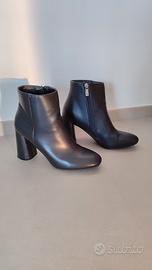 Tronchetto in pelle nera Primadonna 