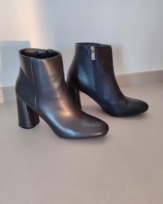 Tronchetto in pelle nera Primadonna 