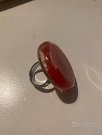 Anello donna con liquido rosso