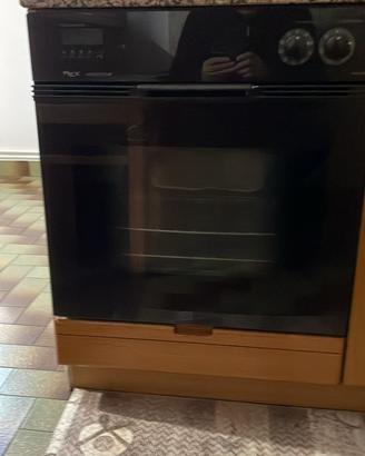 Cucina con elettrodomestici