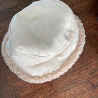 Cappello bianco invernale