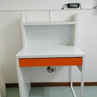 scrivania con cassetto 