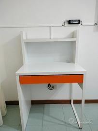 scrivania con cassetto 