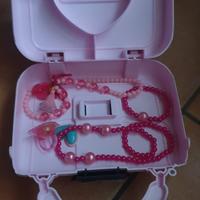 valigetta con collane e bracciali