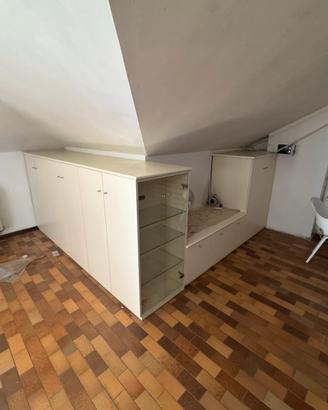 Mobile bianco con vetrina , 8 ante , 3 cassettoni