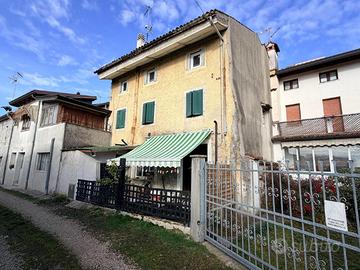 CASA IN LINEA DA RISTRUTTURARE CON CORTE RECINTATA