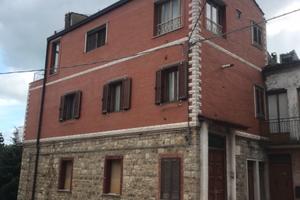 Casa indipendente su due piani