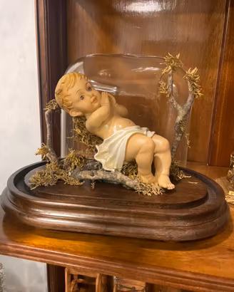 Bambino in campana ovale