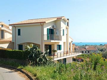 Villa bifamiliare su due livelli con giardino