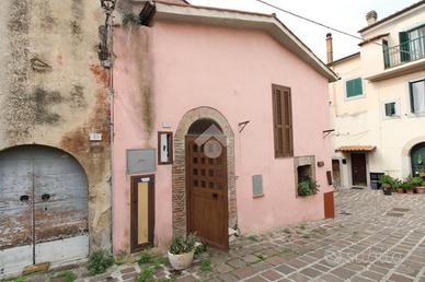 2 LOCALI A MONTOPOLI DI SABINA