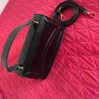 borsa nera e bianca