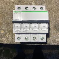 Interruttore magnetotermico 4 poli 32 A