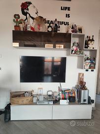Soggiorno due cassettoni a terra , pensile conteni