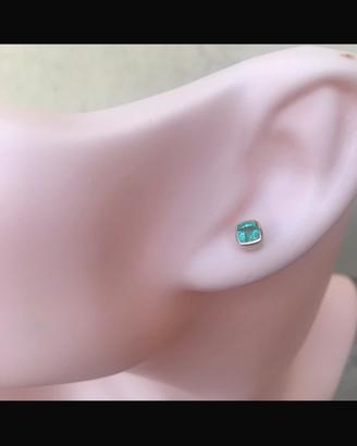 Orecchini in oro giallo con smeraldo.