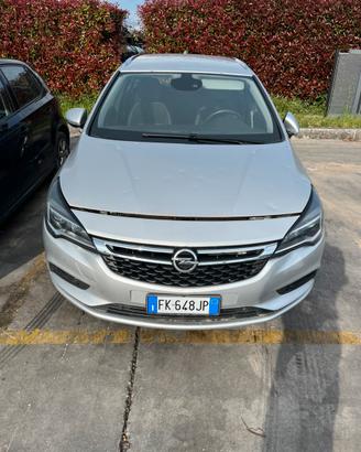 Opel Astra K del 2017 per ricambi