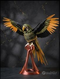  Scultura pappagallo ara su trespolo 