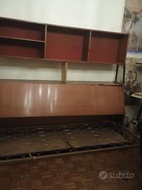 mobile libreria vintage con letto