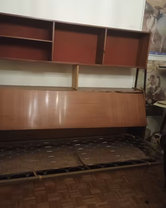 mobile libreria vintage con letto