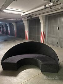 Divano semicircolare e tavolo alto VARASCHIN
