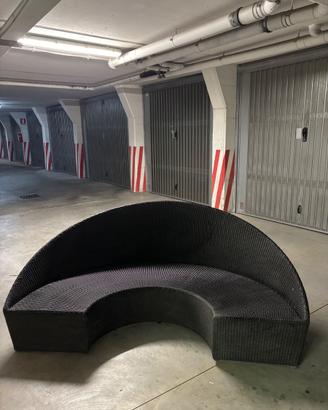 Divano semicircolare e tavolo alto VARASCHIN