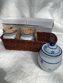 Set di 3 vasetti in porcellana con tappo e cestino