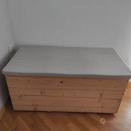 scrivania bianca e cassapanca